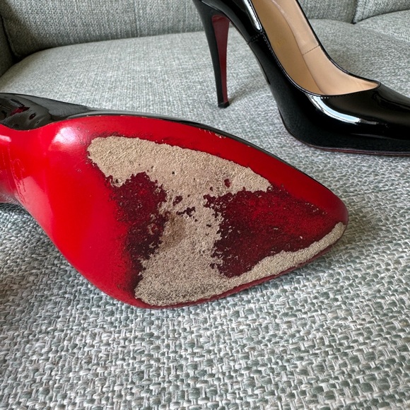 Classic Louboutin black patent heels. Size 38. - Picture 3 of 14